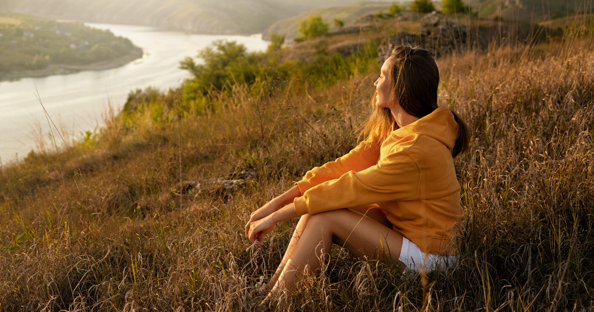slow-business-energie-tanken-feierabend-abstand-gewinnen Slow Business: Entspannte Unternehmerin beim Spaziergang im Park bei Sonnenuntergang – Abstand gewinnen, Energie tanken